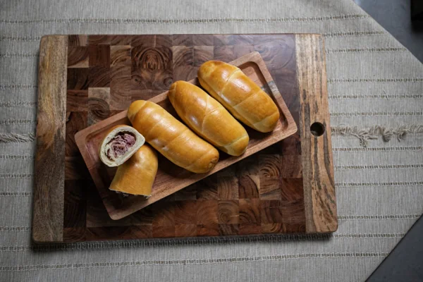 Cachitos completos y uno cortado para mostrar su relleno de jamón