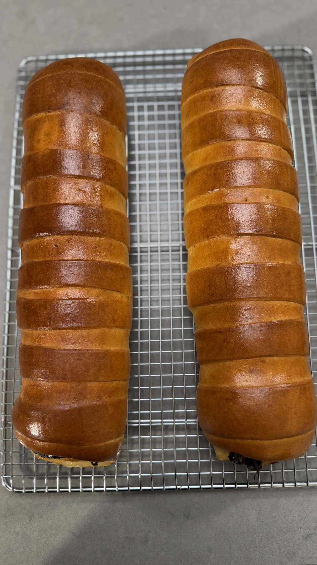 Dos panes de jamón de la producción real de Yonave, enfriándose sobre una rejilla