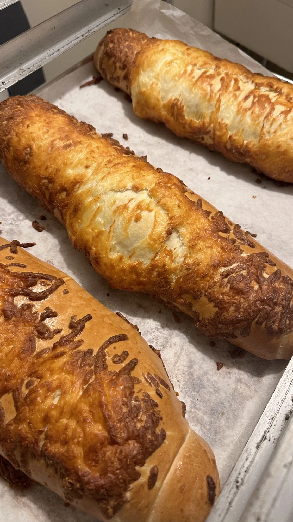 Pan de queso con corteza dorada y queso gratinado
